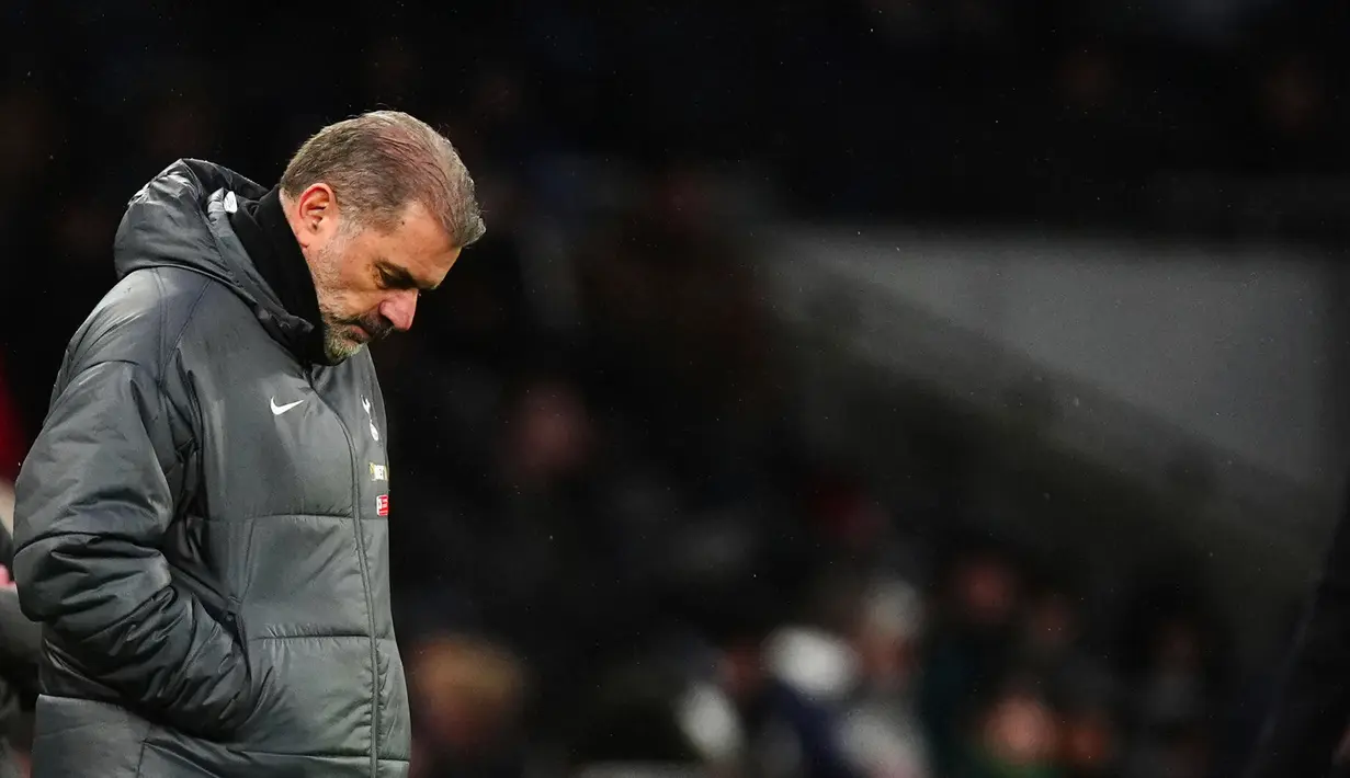 Pelatih Tottenham Hotspur, Ange Postecoglou, tak mampu menutupi kekecewaan setelah anak asuhnya kembali telan kekalahan di lanjutan Liga Inggris 2024-2025. Kali ini Spurs dipermalukan Leicester City dengan skor 1-2. Kekalahan ini membuat sang juru taktik karena gagal meraih kemenangan dalam tujuh laga terakhir di Liga Inggris. (Mike Egerton/PA via AP)
