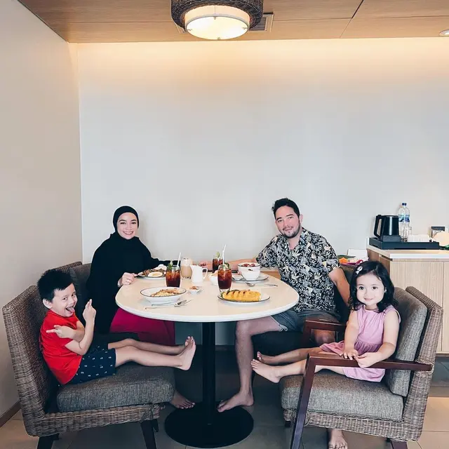 6 Potret Liburan Aryani Fitriana dan Donny Michael Bareng Anak, Lepas Penat