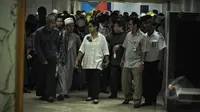 Menlu Retno LP Marsudi saat menerima kedatangan ratusan WNI dari Yaman di Bandara Soekarno Hatta, Tangerang, Banten, Minggu (5/4/2015). Sebanyak 110 dari 262 WNI yang dievakuasi dari Yaman ini merupakan gelombang pertama. (Liputan6.com/Faizal Fanani)