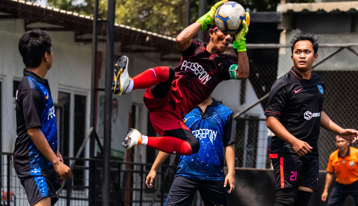 Kiper menangkap bola saat laga final Pertamax Liga Ayo Mini Football Tangerang di Lapangan Sabnani Park, Tangerang, Minggu (25/8). PSPG berhasil menang atas Persepon melalui adu penalti. (Dokumentasi)