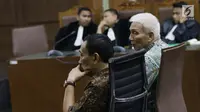 Terdakwa suap dana hibah Kemenpora ke KONI yang juga Sekjen KONI Ending Fuad Hamidy (kiri) dan Bendahara KONI Johnny E Awuy saat menjalani sidang pembacaan tuntutan di Pengadilan Tipikor, Jakarta, Kamis (9/5/2019). Ending dituntut 4 tahun dan Johnny 2 tahun penjara. (Liputan6.com/Helmi Fithriansyah)