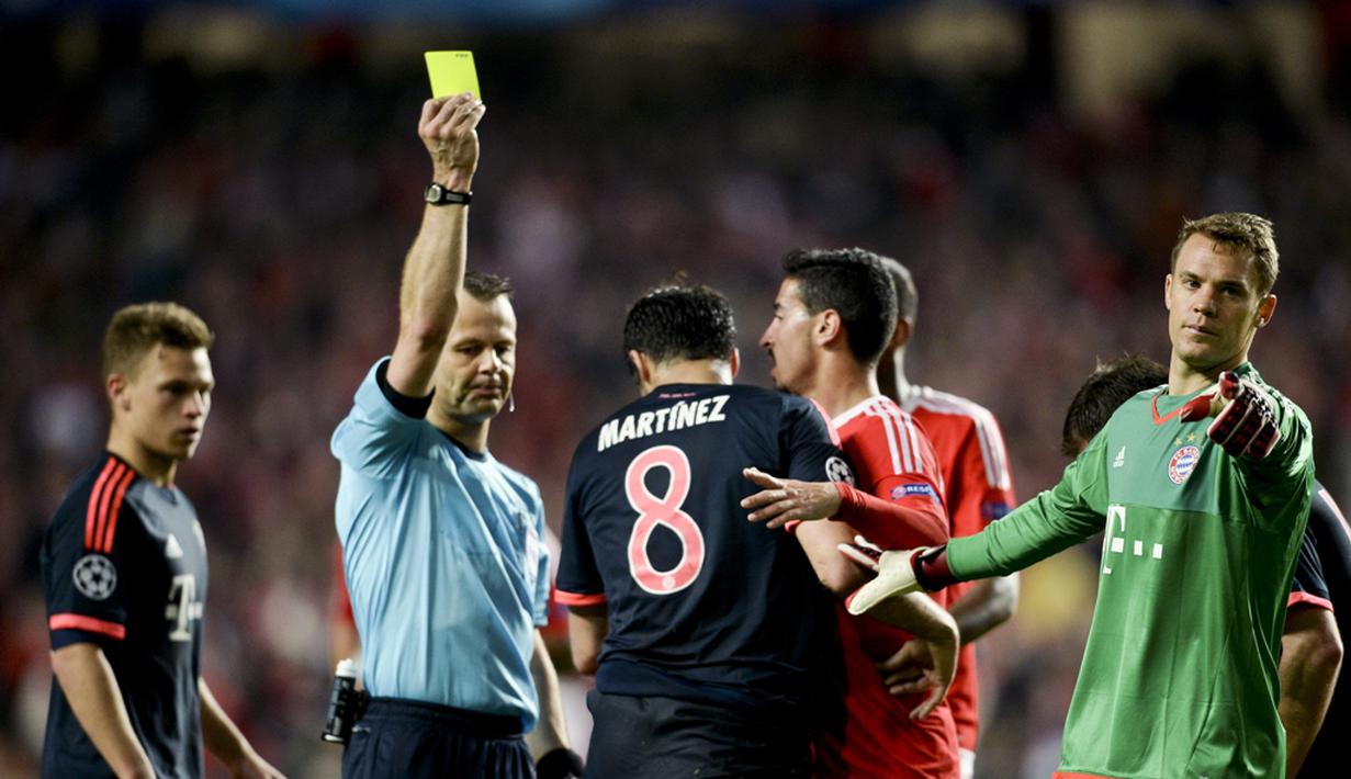 Wasit memberi kartu kuning kepada pemain Bayern Munchen, Javi Martinez, pada leg kedua perempat final Liga Champions di Estadio da Luz, Lisbon, Kamis (14/4/2016) dini hari WIB. (AFP/Patricia De Melo Moreira)