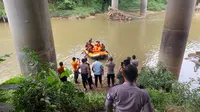 Tim gabungan bergerak melakukan pencarian seorang ibu yang menceburkan diri ke dalam sungai di kawasan Cluster Vancouver UB Kota Wisata, Cileungsi, Bogor. (Liputan6.com/Achmad Sudarno)