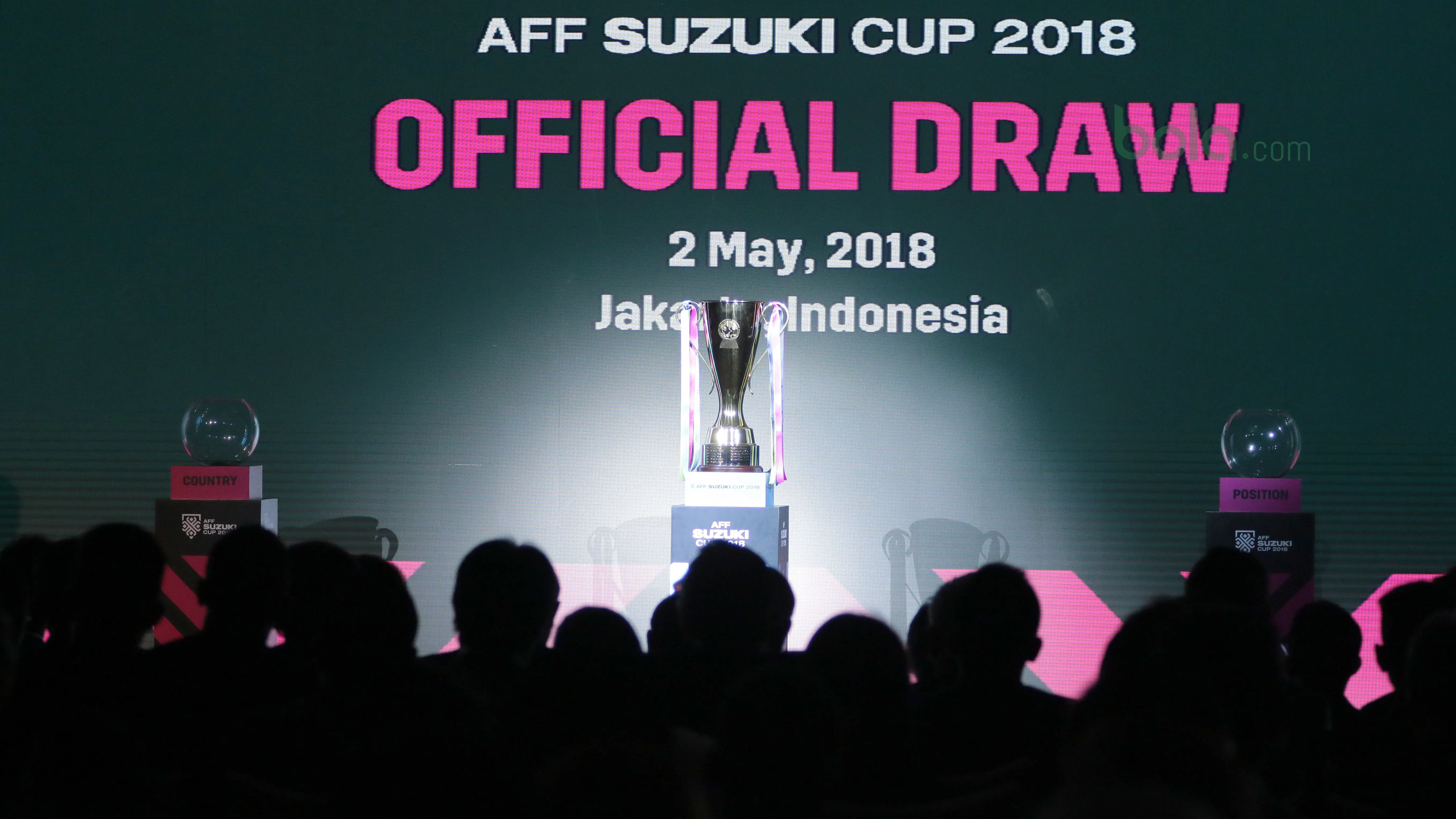 Trofi Piala AFF Suzuki Cup 2018 saat berada pada acara drawing tim di Hotel Mulia, Jakarta, Rabu (2/5/2018). Indonesia berada satu grup dengan Thailand, Singapura dan Filipina. (Bola.com/Nick Hanoatubun)