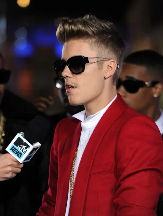 Dalam video tersebut, mantan kekasih Selena Gomez ini tampak sangat berantusias dalam penampilannya. Penuh semangat, Justin berlompatan mengitari panggung sambil bernyanyi. (AFP/Bintang.com)