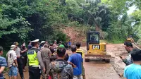 Tening longsor memutus akses jalan nasional di perbatasan Desa Cikijing Kabupaten Majalengka menuju Kabupaten Kuningan Jawa Barat. Foto (Liputan6.com / Panji Prayitno)