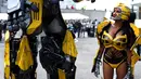Seorang wanita mengenakan kostum seksi karakter Bumblebee dalam film Transformers mengikuti New York Comic Con 2017 di Jacob Javits Center (7/10). Acara tahunan yang telah digelar di banyak negara ini. (AFP Photo/Timothy A. Clary)