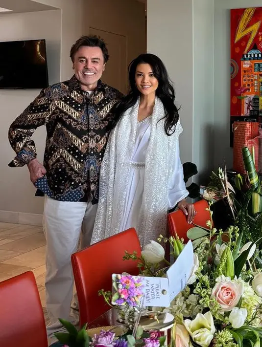 Sementara itu, suami bulenya mengenakan kemeja lengan panjang batik dipadukan celana panjang hitamnya. [@farahquinnofficial]