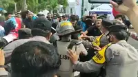 Aksi Mahasiswa Cirebon menolak RKUHP berujung bentrok dengan polisi. Foto (Liputan6.com / Panji Prayitno)