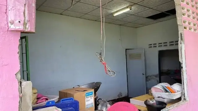 Kelaparan, Gajah Ini Jebol Dinding Dapur Rumah Warga Demi Curi Makanan