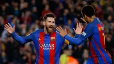 Lionel Messi dan Neymar merayakan gol ke gawang Celta Vigo dalam lanjutan Liga Spanyol pekan ke-26 di Stadion Camp Nou, Minggu (5/3). Barca menang telak dengan skor 5-0. (AP PHOTO)