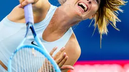 Maria Sharapova memukul bola saat melawan Anett Kontaveit dalam putaran pertama turnamen tenis putri Piala Rogers di Toronto, Kanada, Senin (5/8/2019). Anett menaklukkan Sharapova dengan skor 4-6, 6-3, dan 6-4. (Mark Blinch/The Canadian Press via AP)