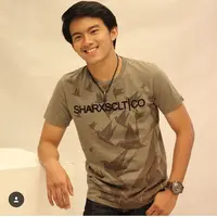 Meski di masa pertumbuhannya Gusti tidak didampingi sang ayah, Farhat Abbas, namun tak membuat Gusti patah semangat. Ia tetap bisa mandiri dan membuktikan bahwa dirinya bisa menjadi idola. (Instagram/grayhan10)