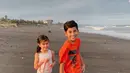 Jason dan Sarah sering menghabiskan waktu bermain bersama. Salah satunya dengan berjalan di pantai. (Liputan6.com/IG/nanamirdad_)