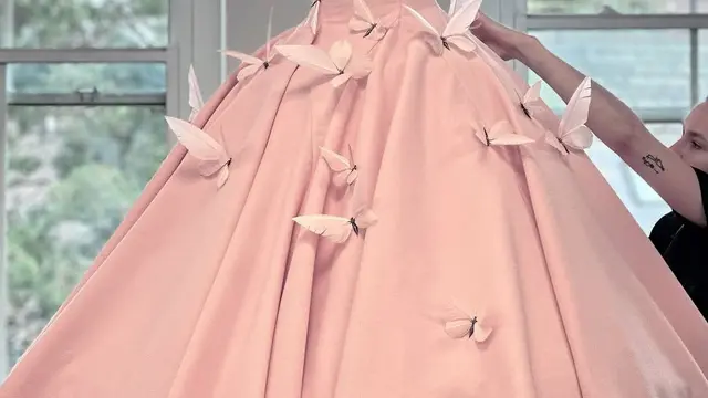 Ariana Grande tampil memukau dengan gaun kupu-kupu yang dibuat handmade. [@robertwun]