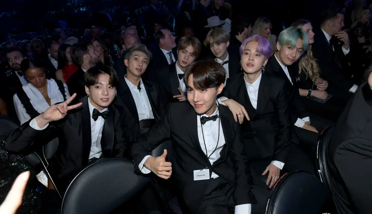 Boyband BTS saat hadir perdana pada perhelatan Grammy Awards 2019 di Staples Center, Los Angeles, Minggu (10/2). Selain masuk nominasi, BTS juga akan tampil di atas panggung sebagai penampil dan pembaca pemenang. (Emma McIntyre/Getty Images /AFP)