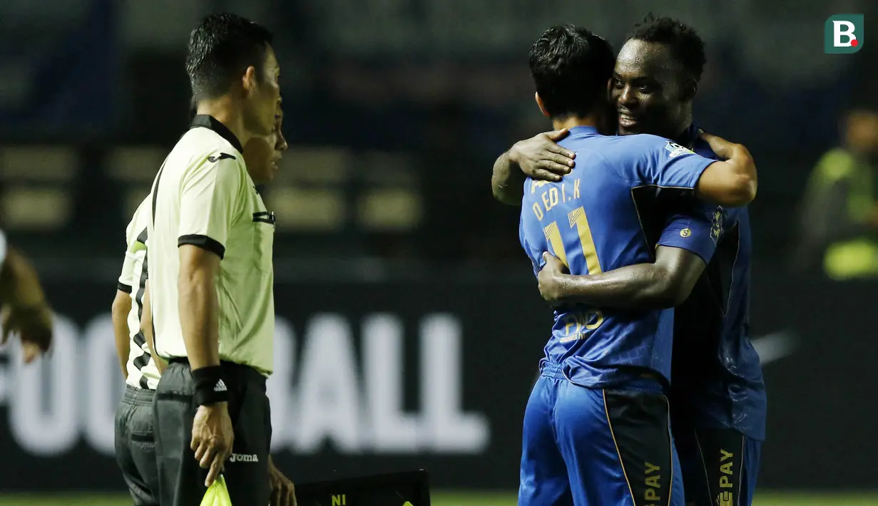 Namun sayang, pemain bernomor punggung lima ini hanya bertahan semusim bersama Persib. Penyebabnya, Essien tidak masuk dalam skema pelatih Mario Gomez untuk kompetisi Liga 1 2018. (Bola.com/M Iqbal Ichsan)