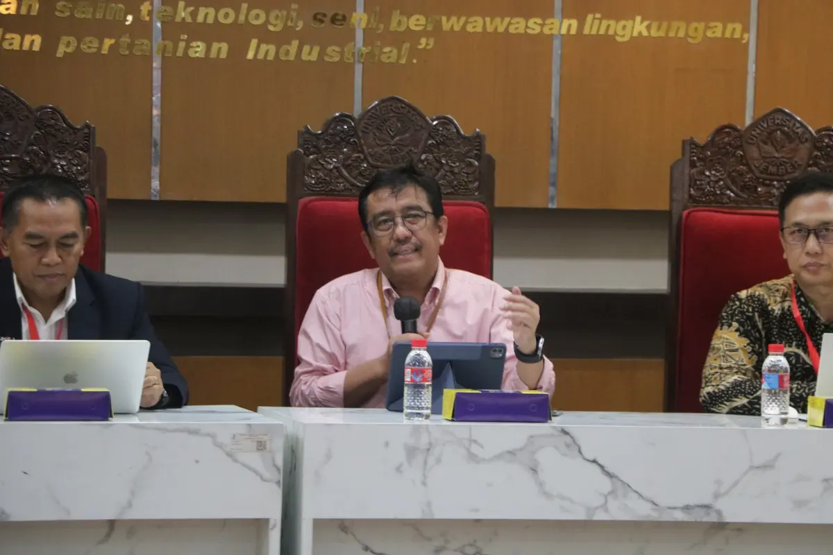 Ketua Pusat UTBK SNBT UNEJ Prof. Slamin (tengah) (Istimewa)