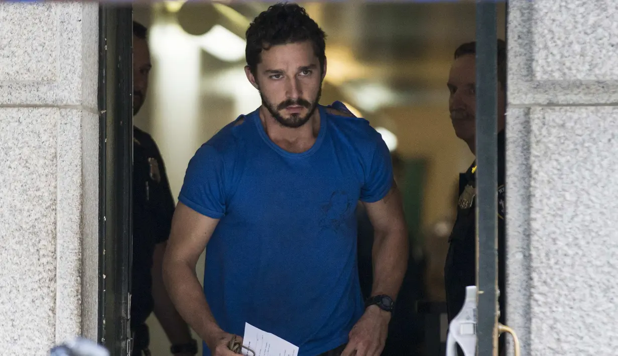 Shia LaBeouf meninggalkan Midtown Community Court di New York dengan kaos warna biru yang robek di bagian bahu, Jumat (27/6/14). (REUTERS/Brendan McDermid)
