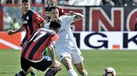 Bintang AC Milan, Gianluca Lapadula, saat mencoba melewati pemain Crotone pada pertandingan lanjutan Serie A, Minggu (30/4/2017). (AC Milan). 