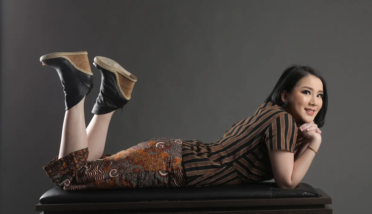 Dalam hati Jill mulai berpikir, kebaikan mantan suami. Sejak resmi bercerai, ia belum sekalipun pernah disakiti oleh mantan suaminya. Apalagi putra semata wayangnya juga dekat dengan sang ayah. Dan tidak mau punya ayah tiri. (Adrian Putra/Bintang.com)