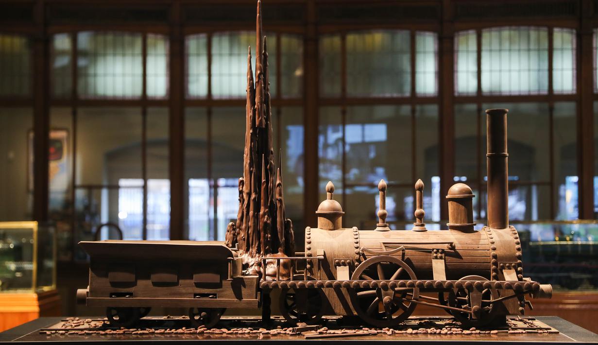 Cokelat berbentuk kereta terlihat dalam pameran Choco Loco di Train World Museum (Museum Dunia Kereta) yang berada di Brussel, Belgia (15/12/2020). Choco Loco adalah sebuah pameran yang menampilkan berbagai patung dari cokelat bertema kereta api. (Xinhua/Zheng Huansong)