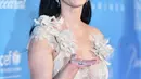 Penyanyi Katy Perry menyapa pengemar saat menghadiri acara tahunan UNICEF Snowflake Ball ke-12 di Cipriani Wall Street di New York City, AS (29/11). Katy Perry tampil cantik dengan gaun seksi bermotif bunga berwarna cream. (AFP Photo/Angela Weiss)