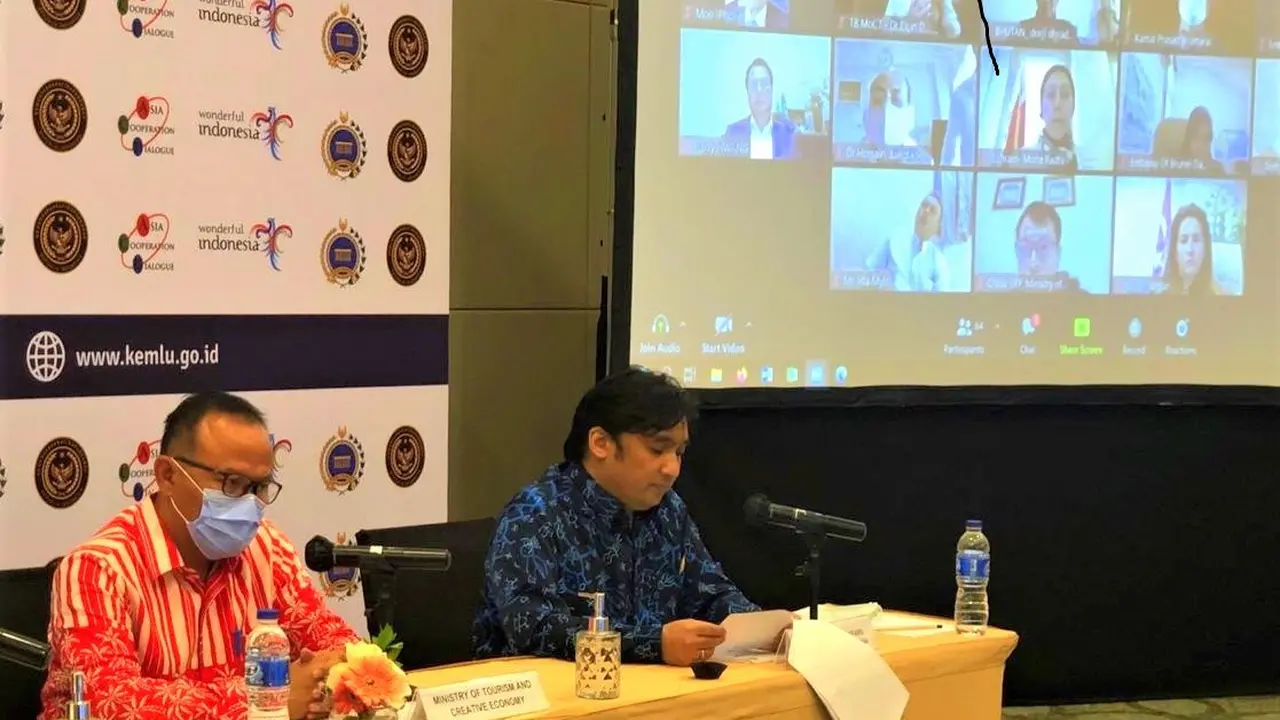 Direktur KSIA Aspasaf, Andre Omer Siregar (kanan) didamping Direktur Hubungan Antarlembaga Kementerian Pariwisata, Chandra Negara memimpin pertemuan daring ACD 2020. (Photo credit: Kementerian Luar Negeri RI)