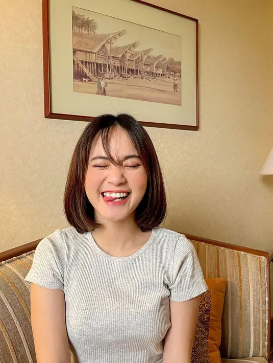 Selain aktif dan dikenal sebagai gamer, perempuan kelahiran 21 November 1999 ini juga merupakan seorang aktris yang pernah bintangi sinetron Mermaid In Love dan web series Dear Dosenku. (FOTO: instagram.com/viviinovika)
