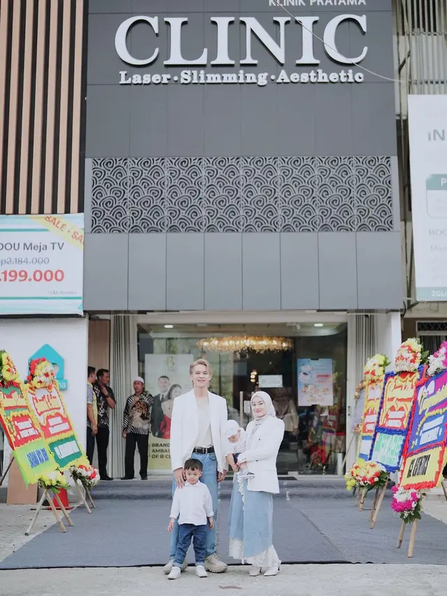 6 Potret Terbaru Rey Mbayang Bikin Pangling dengan Rambut Pirang, Disebut Song Kang Versi Lokal