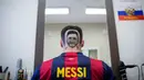 Seorang penggemar menunjukkan tato rambut wajah Lionel Messi di sebuah salon rambut di Serbia, 10 Juni 2018. Sang penata rambut memberi masukan kepada pelanggannya untuk melakukan sesuatu yang berbeda jelang Piala Dunia 2018. (AFP/VLADIMIR ZIVOJINOVIC)