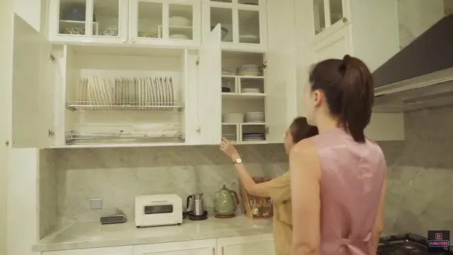 Luna Maya tata ulang dapurnya (YouTube/Luna Maya)