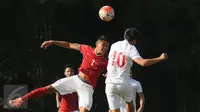 Pemain seleksi Timnas Indonesia U-19, Dimas Drajad (kedua kiri) berebut bola dengan pemain PON DKI Jaya saat laga uji coba di NYTC Sawangan, Sabtu (6/8/2016). Pemain seleksi Timnas U-19 takluk dari PON DKI Jaya 0-1. (Liputan6.com/Helmi Fithriansyah)