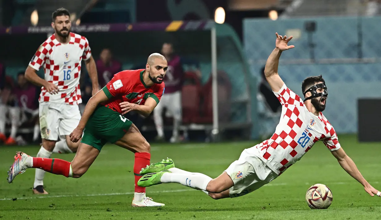 Pemain Maroko, Sofyan Amrabat (tengah) berusaha merebut bola dari pemain Kroasia, Josko Gvardiol (kanan) pada laga perebutan juara ketiga Piala Dunia 2022 Qatar di Khalifa International Stadium, Doha, 17 Desember 2022. Amrabat direkrut Manchester United untuk memperkuat lini pertahanan mereka. (AFP/Jewel Samad)