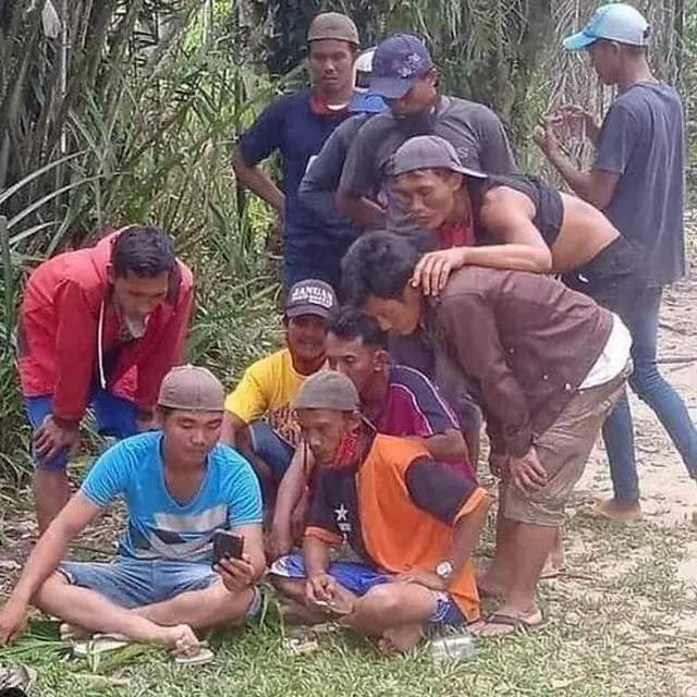 7 Kelakuan Nyeleneh Bapak-Bapak Kalau Nongkrong Bareng Ini Kocak