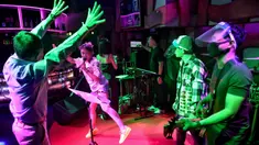 Band bermain untuk seorang pelanggan di bar kawasan hiburan Patpong, Bangkok, Thailand, Rabu (1/7/2020). Mulai 1 Juli, bar di Bangkok kembali diizinkan buka setelah pengurangan pembatasan untuk menghentikan penyebaran virus corona COVID-19. (Lillian SUWANRUMPHA/AFP)