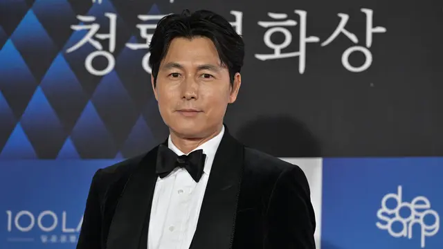 Jung Woo Sung Minta Maaf Atas Skandal Anak di Luar Nikah dengan Moon Gabi di Panggung Blue Dragon Film Awards