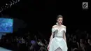 Seorang model berjalan diatas catwalk mengenakan karya desainer Bunka School of Fashion dalam ajang Jakarta Fashion Week 2018 di Senayan City, Jakarta, Kamis (26/10). (Liputan6.com/Faizal Fanani)