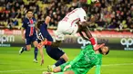 Laga Ligue 1 antara Paris Saint-Germain (PSG) dan AS Monaco pada Rabu (18/12/2024) diwarnai insiden mengerikan. Gianluigi Donnarumma, kiper andalan PSG mengalami cedera wajah parah setelah terkena pul sepatu pemain AS Monaco, Wilfried Singo. (AFP/Valery Hache)