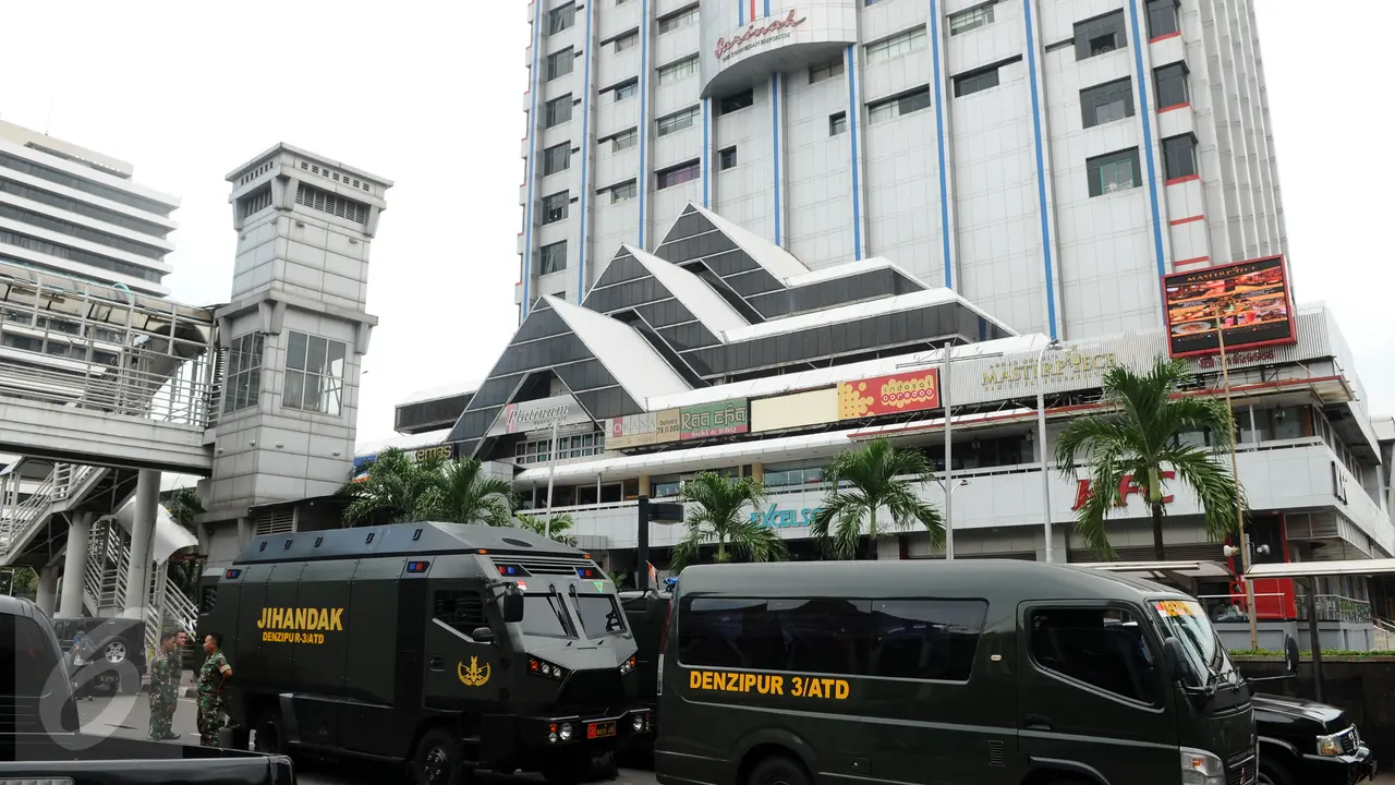 20160114-Petugas Gabungan Jaga Obyek Vital di dekat Gedung Sarinah-Jakarta