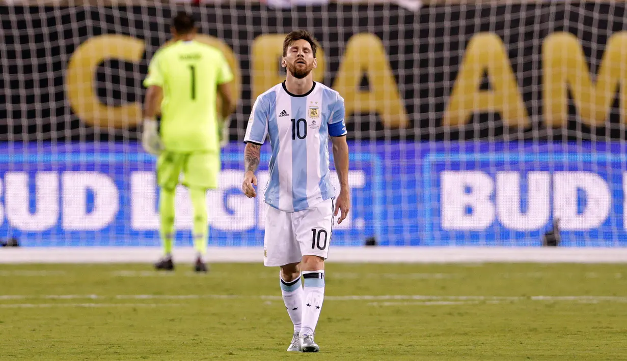 Penyerang Argentina, Lionel Messi berjalan penuh kecewa usai gagal mengeksekusi tendangan penalti pada Final Copa America 2016 di MetLife Stadium, AS, Senin (27/6). Argentina Tumbang lewat Adu penalti atas Chile 4-2. (Adam Hunger-USA TODAY Sports)