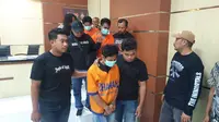 Para pelaku bom ikan ke rumah ketua KPPS di Pamekasan Madura diamankan di Polda Jatim. (Dian Kurniawan/Liputan6.com)
