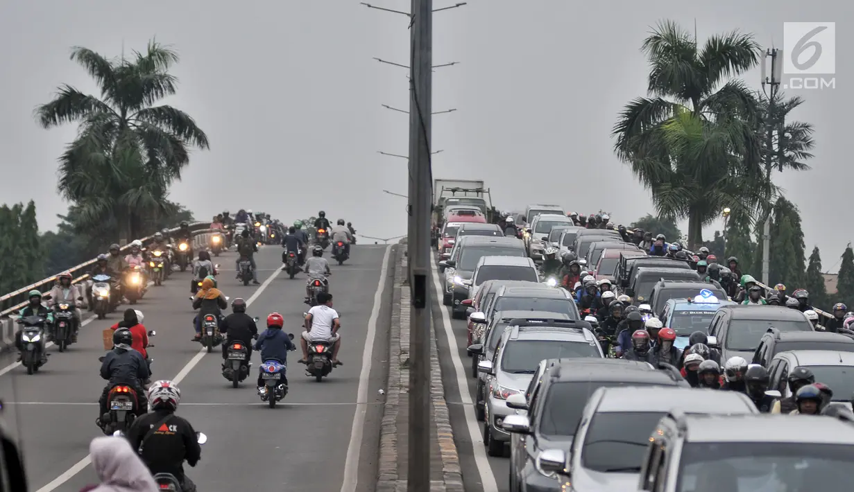 Pengendara sepeda motor nekat melawan arah saat melintas di jalan layang atau flyover Buaran, Jakarta, Kamis (29/11). Aksi nekat ini kerap terjadi di flyover Buaran, terutama pada saat jam sibuk guna menghindari kemacetan. (Merdeka.com/Iqbal S Nugroho)