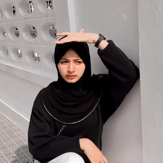 6 Potret Sanwanee Esor, 'Kembaran' Lisa BLACKPINK yang Berhijab
