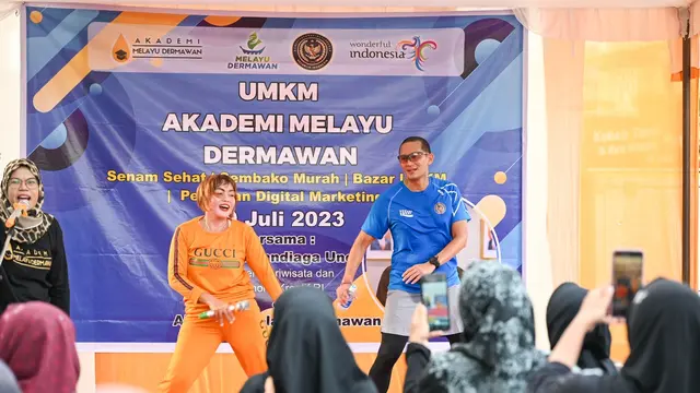 Menteri Pariwisata dan Ekonomi Kreatif (Menparekraf) Sandiaga Salahuddin Uno Menggelar senam bersama Ibu-ibu di Batam.