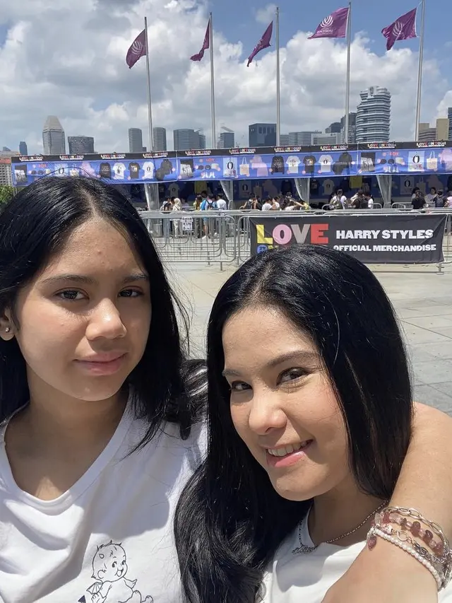 Gaya Annisa Pohan dan Sang Putri saat nonton konser Harry Styles di Singapura, credit: Instagram  (@annisayudhoyono)