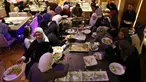 Sejumlah orang sedang berbuka puasa di sebuah masjid, Sao Paulo , Brasil , 30 Juni 2016.( REUTERS / Paulo Whitaker)