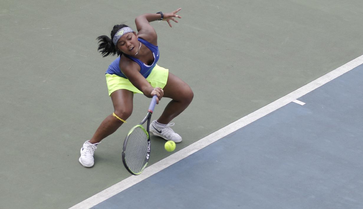 Petenis Indonesia, Rifanty Kahfiani, memukul bola saat ITF Women's Circuit di Elite Club Epicentrum, Jakarta, Selasa (18/6). Turnamen tingkat internasional ini diikuti sejumlah petenis Asia dan Eropa. (Bola.com/Yoppy Renato)