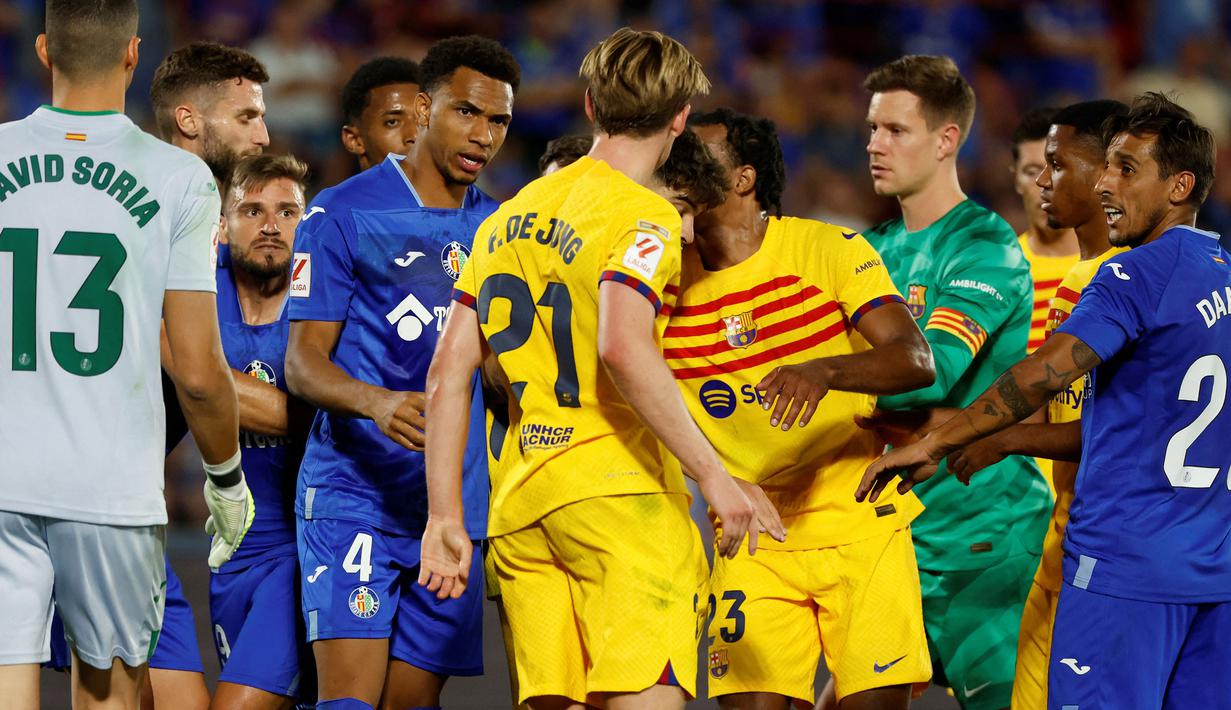 Pemain Getafe, Gaston Alvarez (tengah kiri) bersitegang dengan pemin Barcelona, Frenkie de Jong pada laga pekan pertama Liga Spanyol 2023/2024 melawan Getafe di Coliseum Alfonso Perez Stadium, Getafe, Spanyol, 14 Agustus 2023 WIB. (AFP/Javier Soriano)