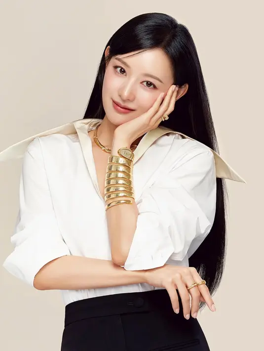 Jadi wajah Bvlgari Serpenti, Kim Ji Won tampil dengan wajah glowing dan flawless. Lipstik cokelat jadi sentuhan minimalis di wajahnya [@geewoni]